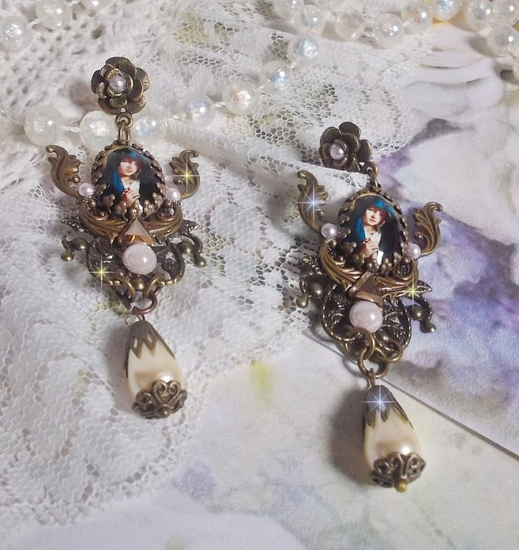 BO Madonna laget med PureCrystal cabochons, forstørrelsesglass cabochons, skystempler og bronse tilbehør