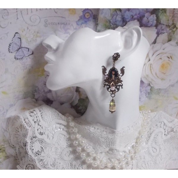 BO Madonna laget med PureCrystal cabochons, forst&oslash;rrelsesglass cabochons, skystempler og bronse tilbeh&oslash;r