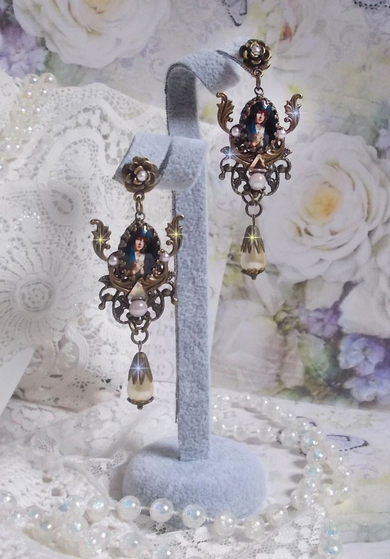 BO Madonna laget med PureCrystal cabochons, forstørrelsesglass cabochons, skystempler og bronse tilbehør