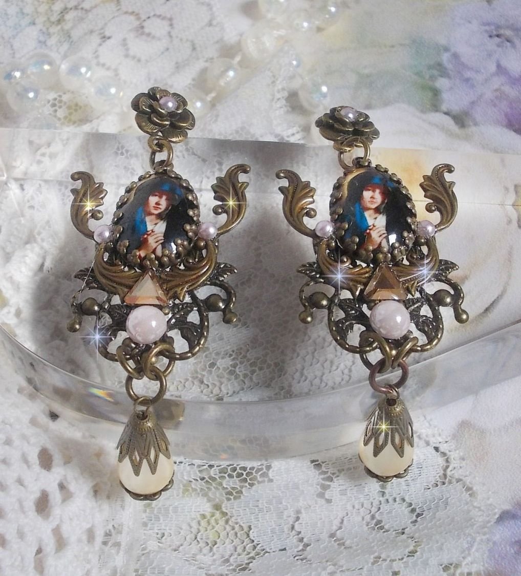BO Madonna laget med PureCrystal cabochons, forstørrelsesglass cabochons, skystempler og bronse tilbehør