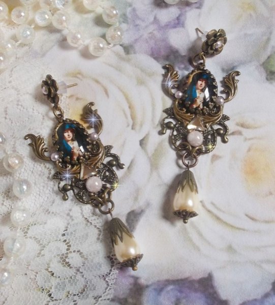 BO Madonna laget med PureCrystal cabochons, forst&oslash;rrelsesglass cabochons, skystempler og bronse tilbeh&oslash;r