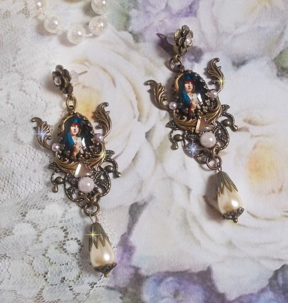 BO Madonna laget med PureCrystal cabochons, forst&oslash;rrelsesglass cabochons, skystempler og bronse tilbeh&oslash;r