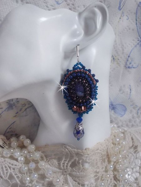 BO Maldivene brodert med glitrende harpiks cabochoner, runde perlemor Swarovski perler og Miyuki fr&oslash; perler