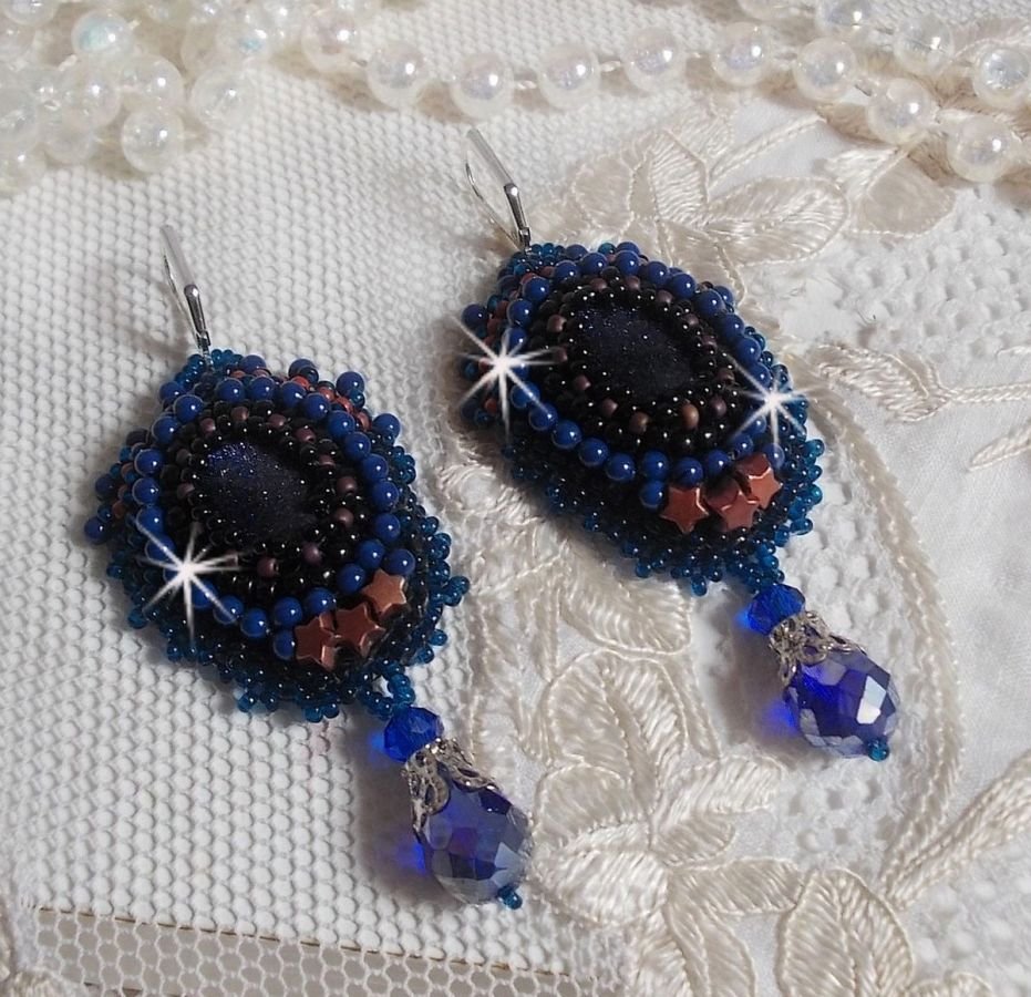 BO Maldivene brodert med glitrende harpiks cabochoner, runde perlemor Swarovski perler og Miyuki frø perler