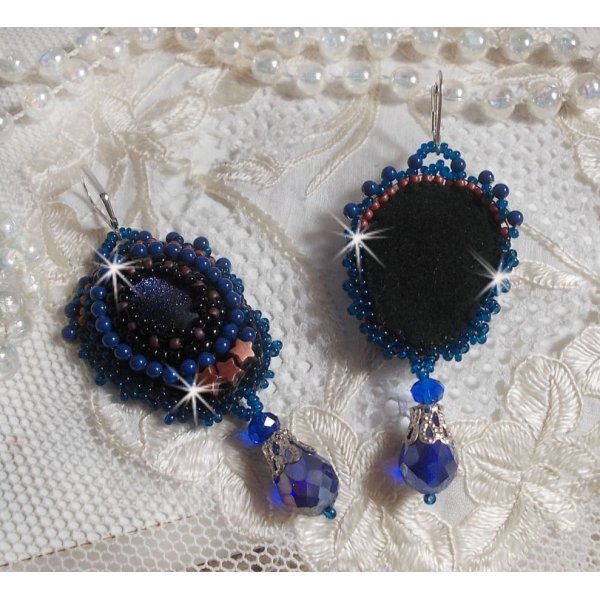 BO Maldivene brodert med glitrende harpiks cabochoner, runde perlemor Swarovski perler og Miyuki fr&oslash; perler