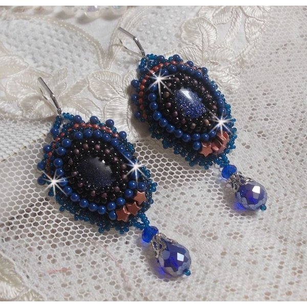 BO Maldivene brodert med glitrende harpiks cabochoner, runde perlemor Swarovski perler og Miyuki fr&oslash; perler