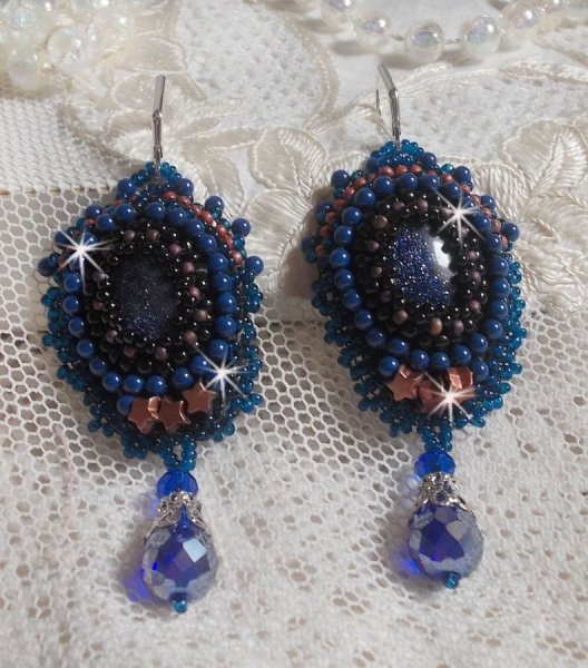 BO Maldivene brodert med glitrende harpiks cabochoner, runde perlemor Swarovski perler og Miyuki fr&oslash; perler