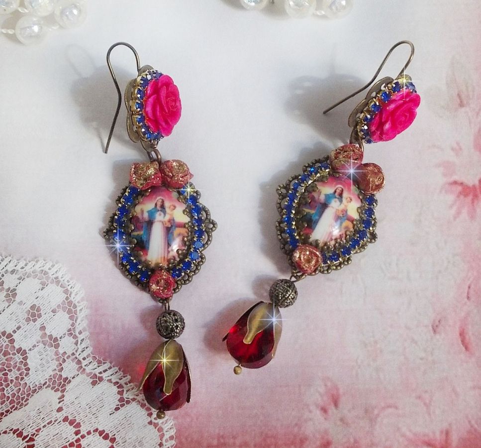 BO Maria og Jesus laget med harpiks cabochons, røde fasetterte pærer og diverse tilbehør