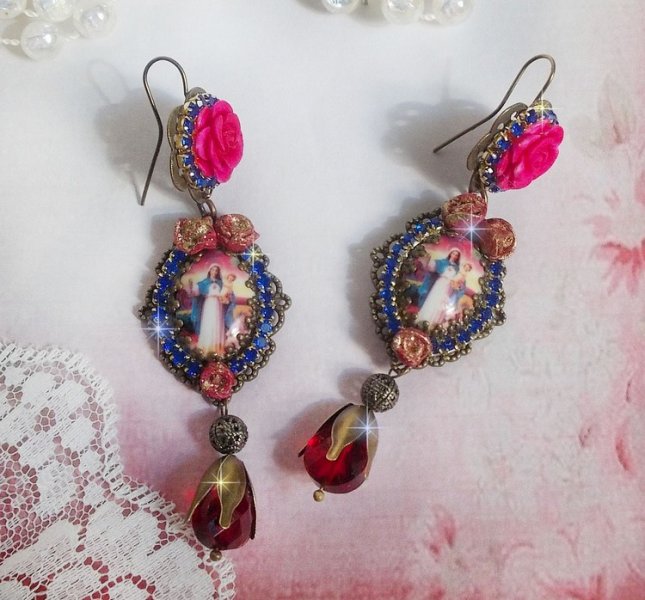 BO Maria og Jesus laget med harpiks cabochons, røde fasetterte pærer og diverse tilbehør