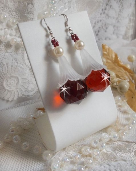 BO Marielle med Swarovski-krystaller og fasetterte b&oslash;hmiske krystallkuler