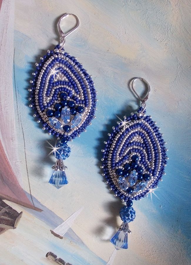 BO Marine Blue brodert med Swarovski-krystaller, runde glassperler og Miyuki seed perler