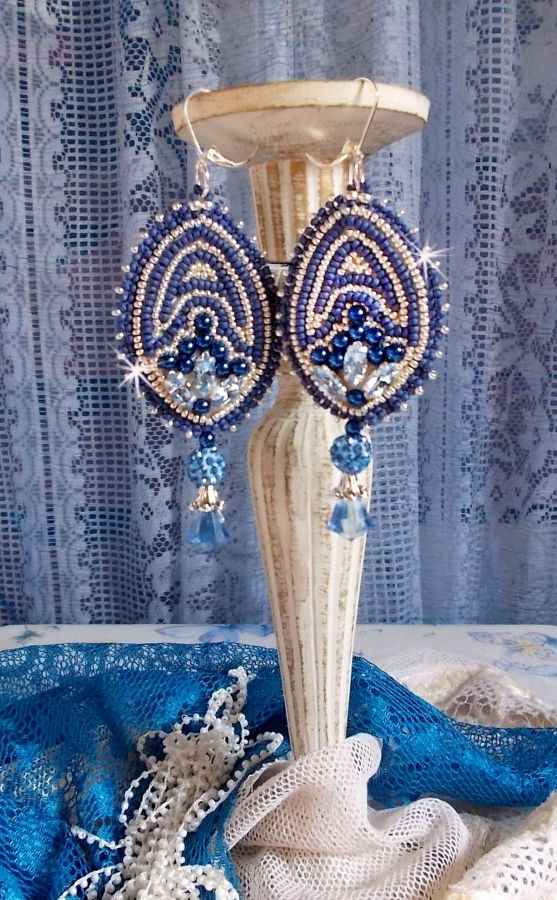 BO Marine Blue brodert med Swarovski-krystaller, runde glassperler og Miyuki seed perler