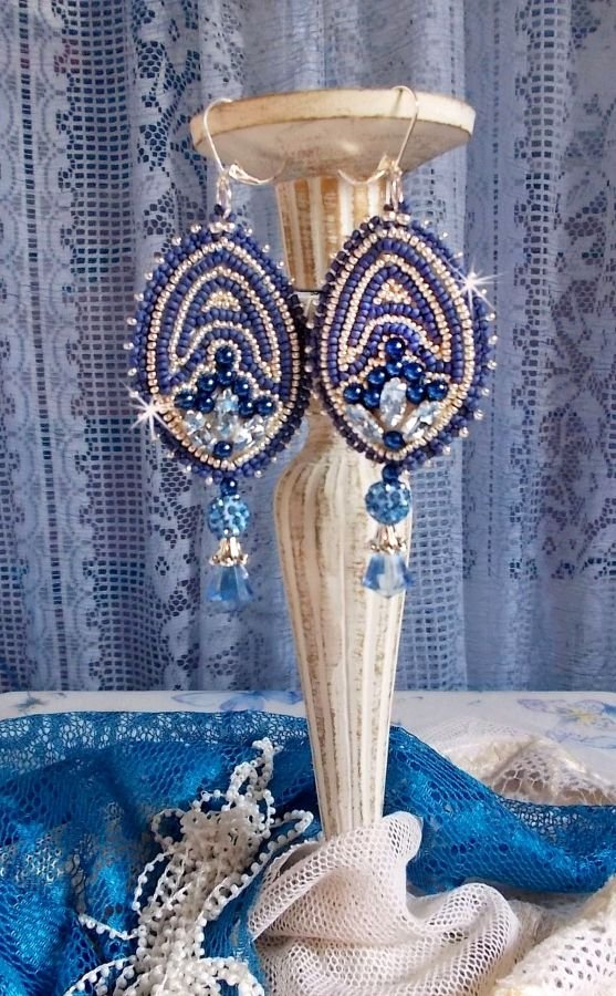 BO Marine Blue brodert med Swarovski-krystaller, runde glassperler og Miyuki seed perler