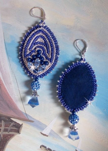 BO Marine Blue brodert med Swarovski-krystaller, runde glassperler og Miyuki seed perler