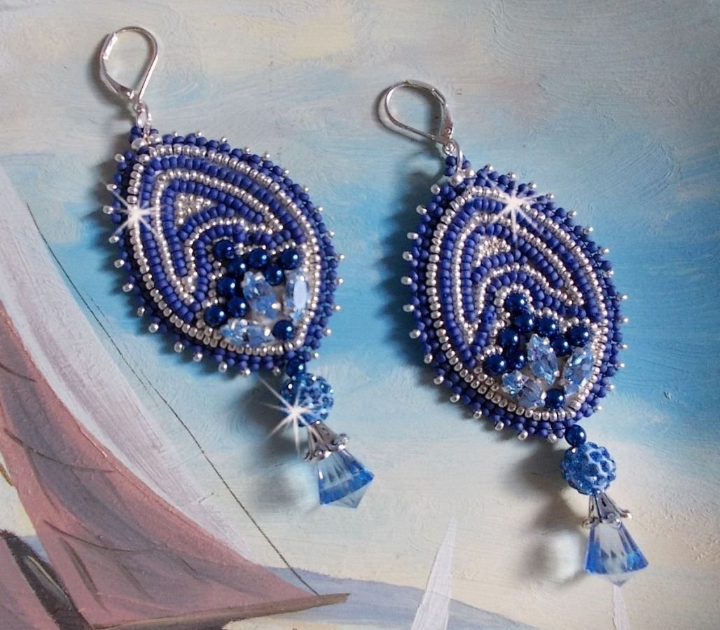 BO Marine Blue brodert med Swarovski-krystaller, runde glassperler og Miyuki seed perler