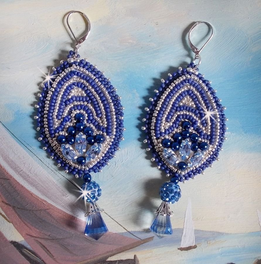 BO Marine Blue brodert med Swarovski-krystaller, runde glassperler og Miyuki seed perler