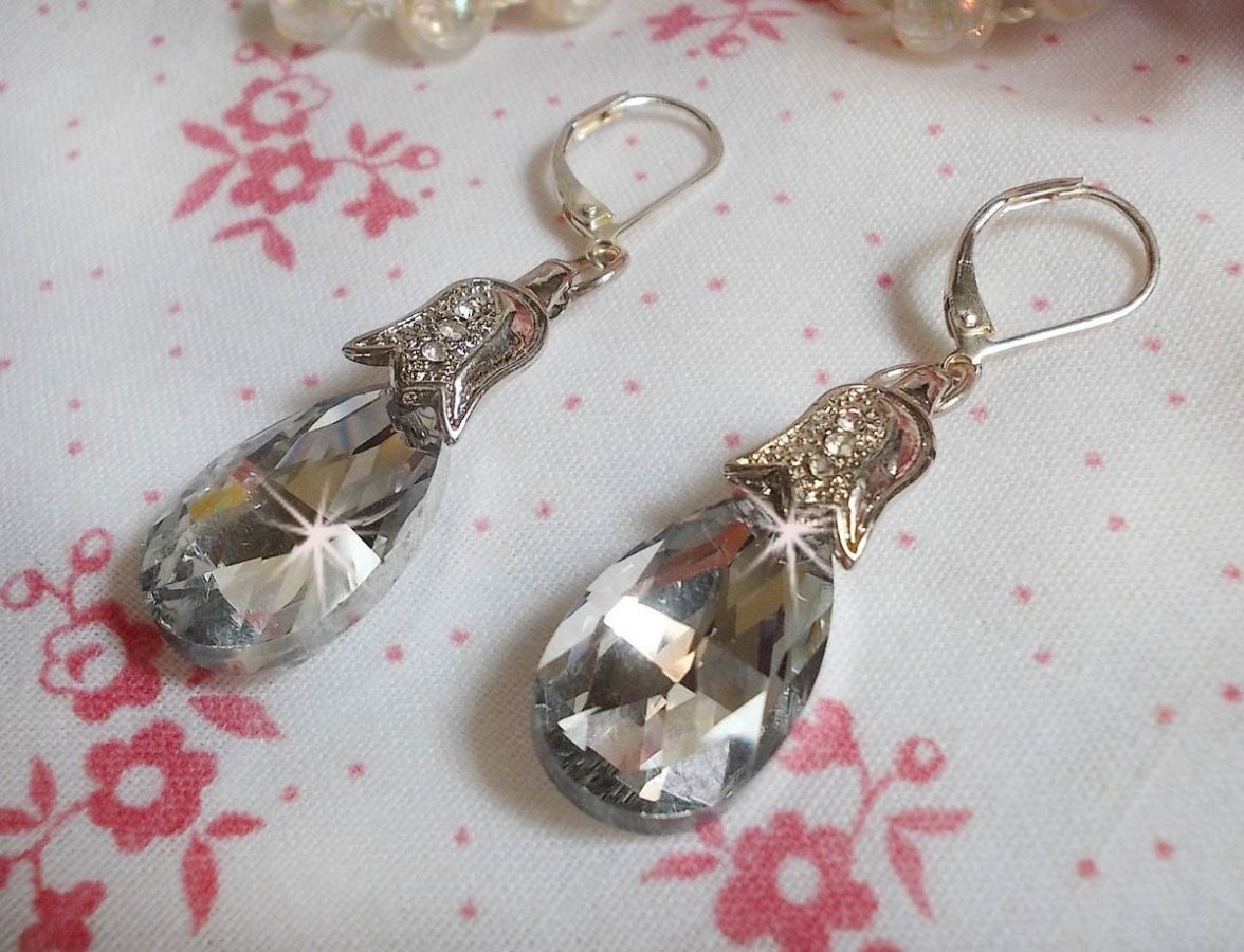 BO Crystal Wonders skapt med fasetterte dråper og pregede små rhinestone spenner