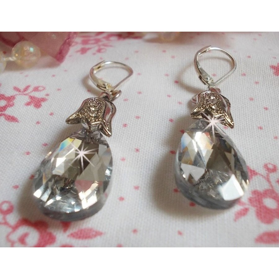 BO Crystal Wonders skapt med fasetterte dråper og pregede små rhinestone spenner