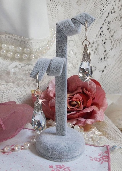 BO Crystal Wonders skapt med fasetterte dr&aring;per og pregede sm&aring; rhinestone spenner