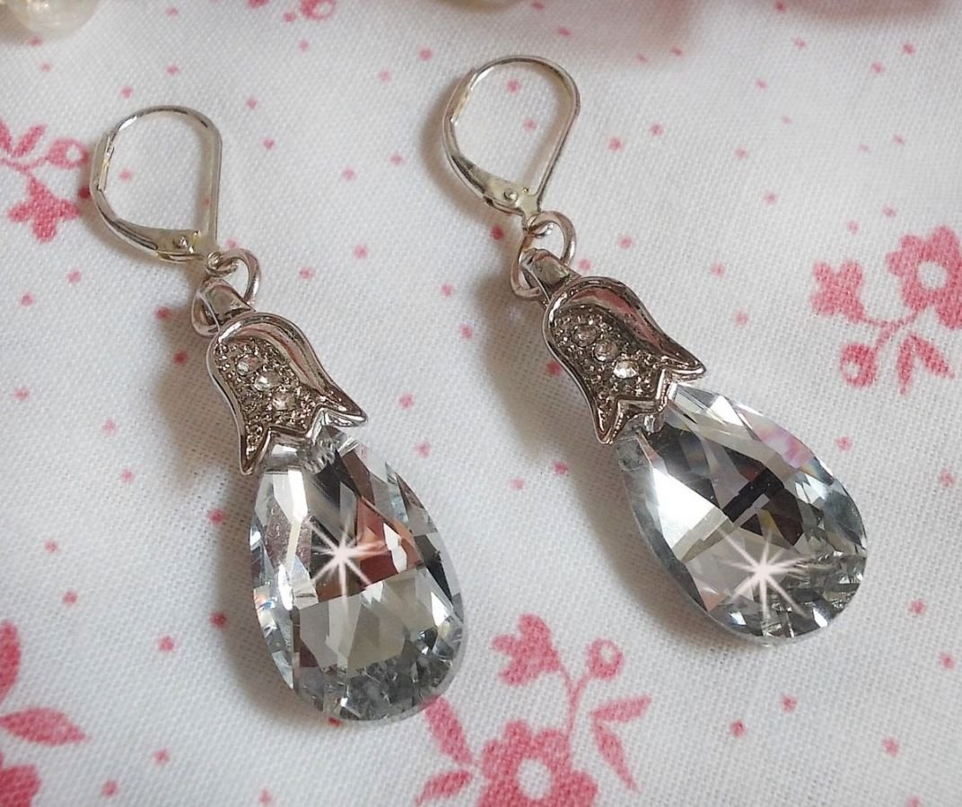 BO Crystal Wonders skapt med fasetterte dråper og pregede små rhinestone spenner