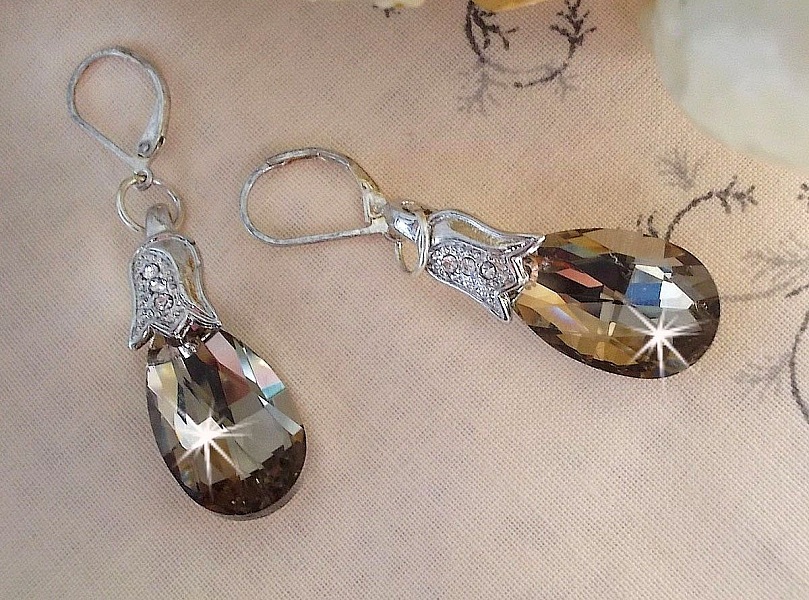 BO Merveilles Champagne laget med sm&aring; s&oslash;lv rhinestone spenner og flate fasetterte dr&aring;per