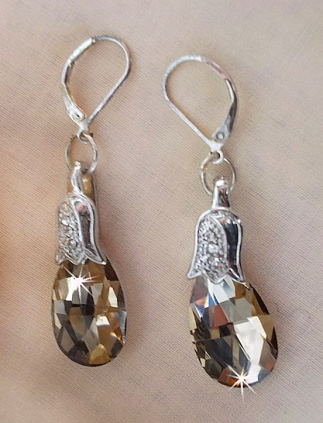 BO Merveilles Champagne laget med sm&aring; s&oslash;lv rhinestone spenner og flate fasetterte dr&aring;per