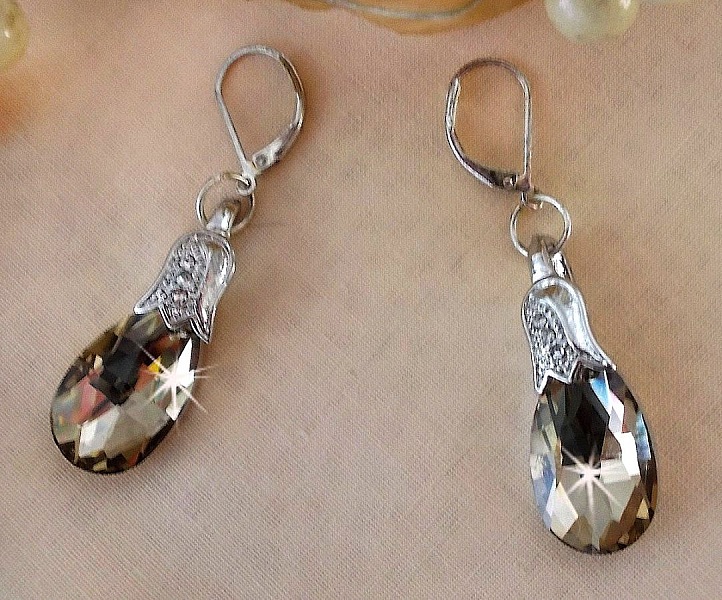 BO Merveilles Champagne laget med sm&aring; s&oslash;lv rhinestone spenner og flate fasetterte dr&aring;per