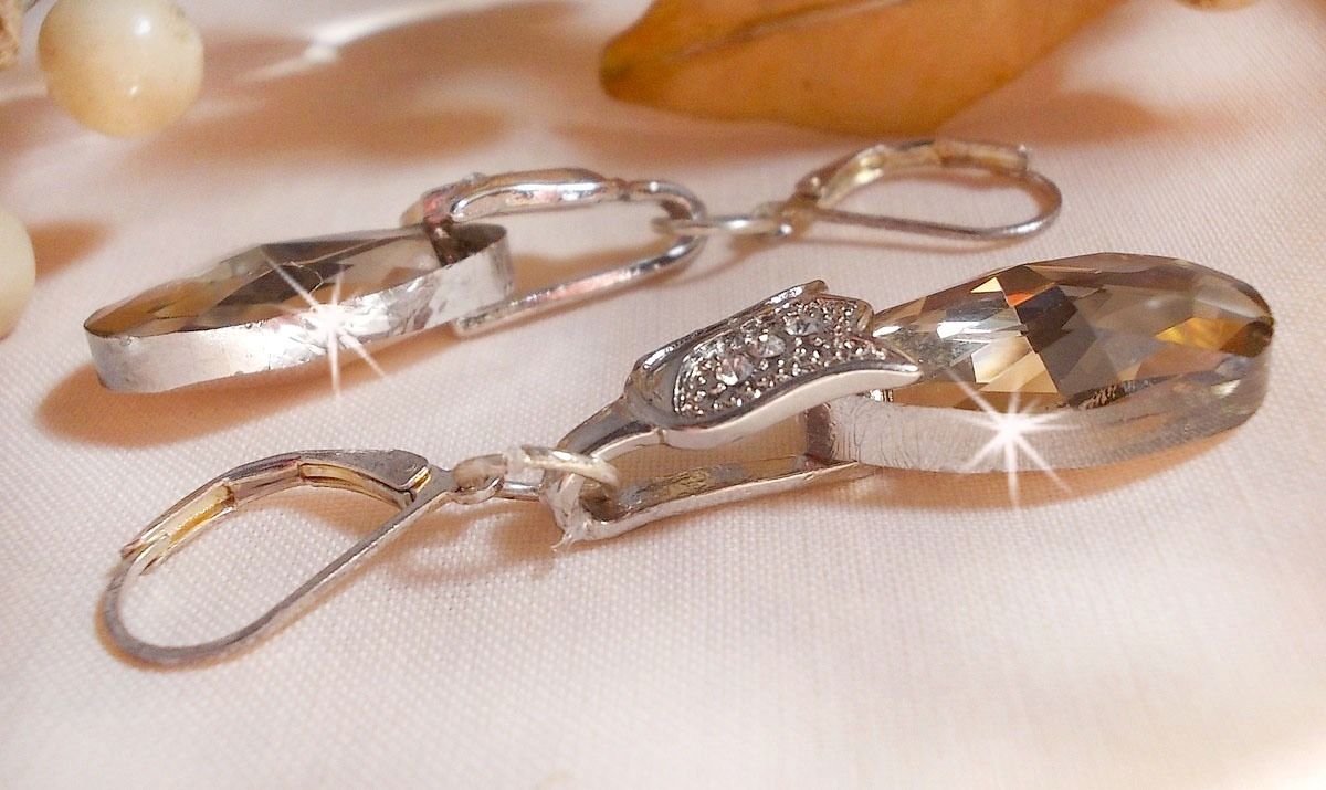 BO Merveilles Champagne laget med små sølv rhinestone spenner og flate fasetterte dråper
