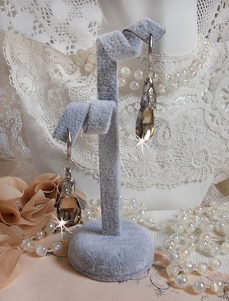 BO Merveilles Champagne laget med sm&aring; s&oslash;lv rhinestone spenner og flate fasetterte dr&aring;per