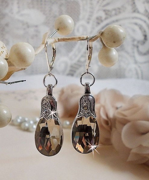 BO Merveilles Champagne laget med sm&aring; s&oslash;lv rhinestone spenner og flate fasetterte dr&aring;per