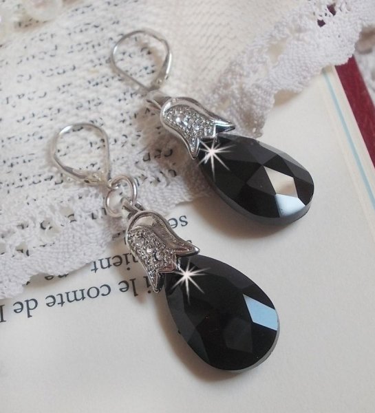 BO Merveilles Jet skapt med sm&aring; s&oslash;lv rhinestones og fasetterte dr&aring;per