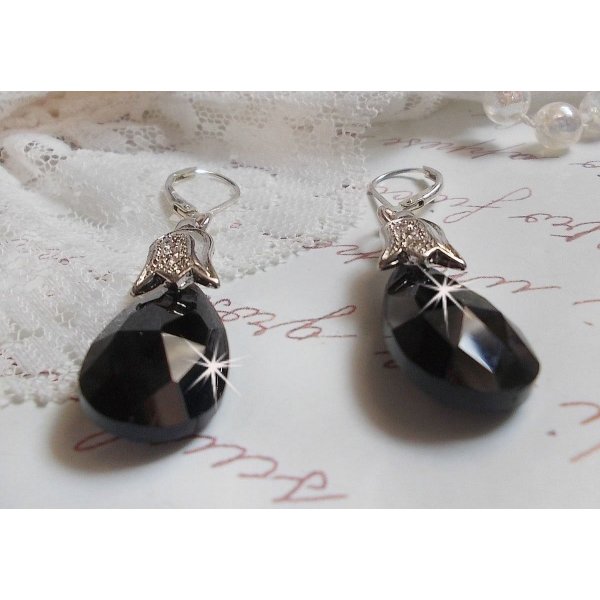 BO Merveilles Jet skapt med sm&aring; s&oslash;lv rhinestones og fasetterte dr&aring;per