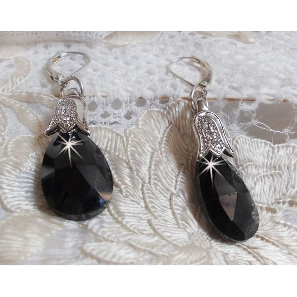 BO Merveilles Jet skapt med sm&aring; s&oslash;lv rhinestones og fasetterte dr&aring;per