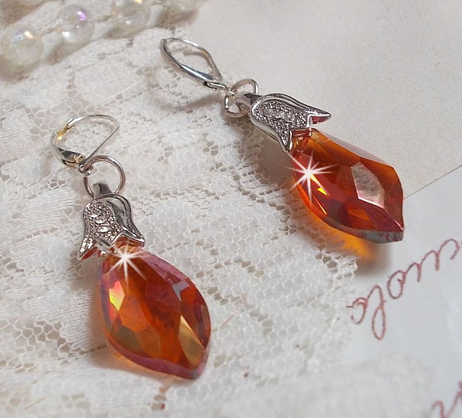 BO Merveilles Red Topaz avec des gouttes facett&eacute;es et des b&eacute;li&egrave;res gaufr&eacute;es de petit strass