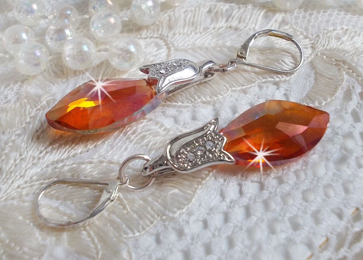 BO Merveilles Red Topaz avec des gouttes facettées et des bélières gaufrées de petit strass
