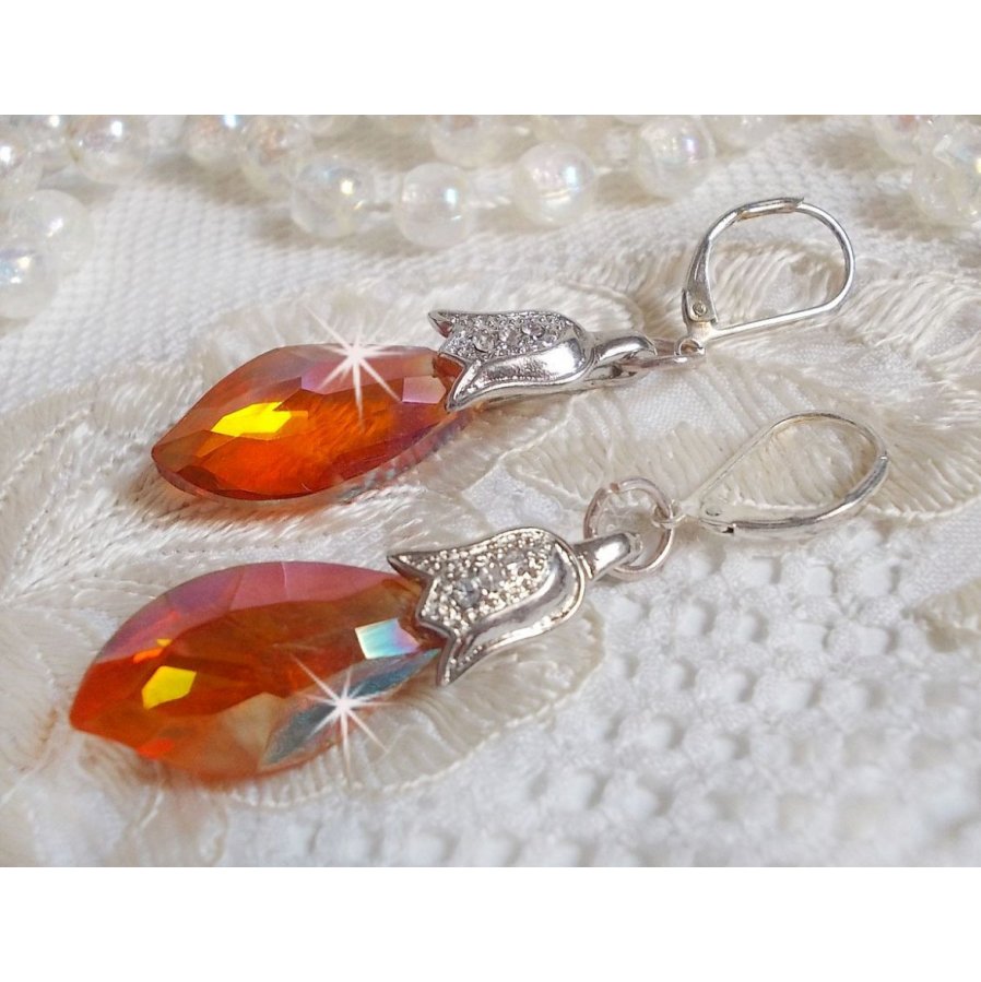 BO Merveilles Red Topaz avec des gouttes facettées et des bélières gaufrées de petit strass