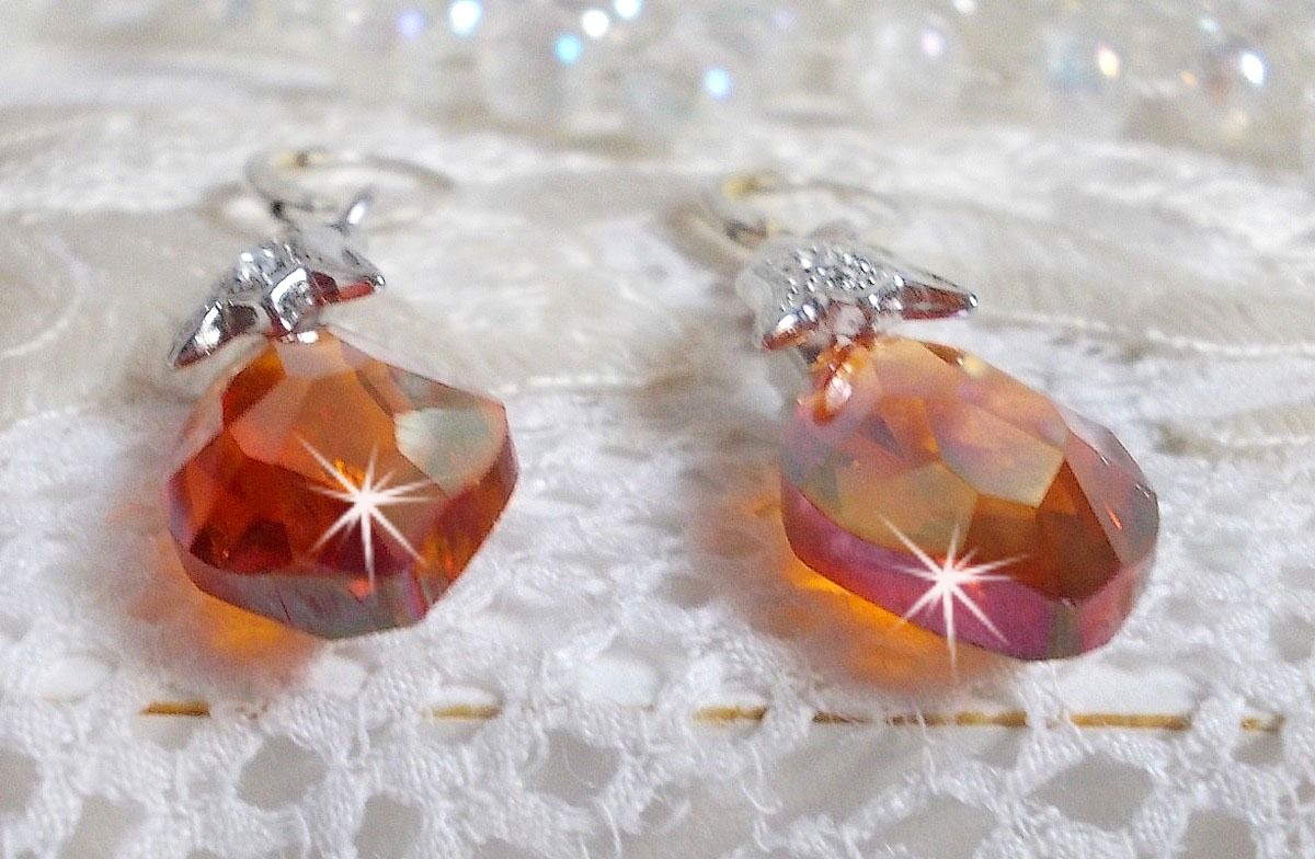 BO Merveilles Red Topaz avec des gouttes facettées et des bélières gaufrées de petit strass