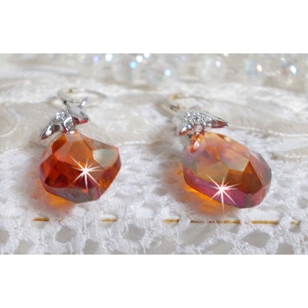 BO Merveilles Red Topaz avec des gouttes facettées et des bélières gaufrées de petit strass
