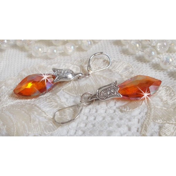 BO Merveilles Red Topaz avec des gouttes facettées et des bélières gaufrées de petit strass