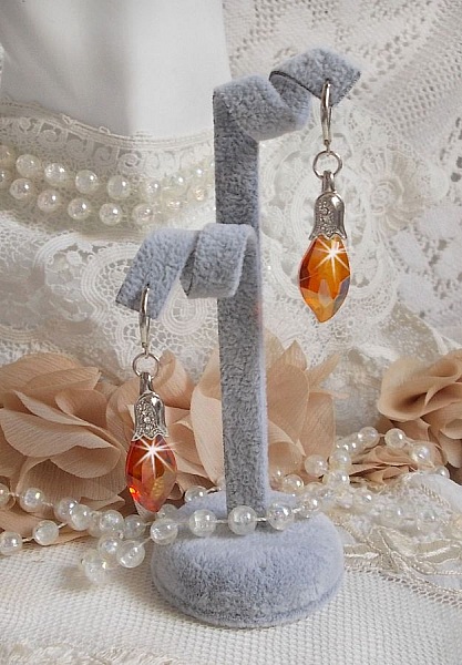 BO Merveilles Red Topaz avec des gouttes facett&eacute;es et des b&eacute;li&egrave;res gaufr&eacute;es de petit strass