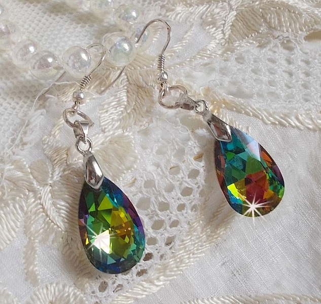 BO Merveilles Volcano avec des gouttes facett&eacute;es et des b&eacute;li&egrave;res gaufr&eacute;es de petit strass