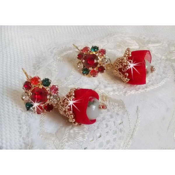 BO Mia brodert med Swarovski-krystaller, oransje zirkoniumstener, Fimo-perler og fr&oslash;perler.