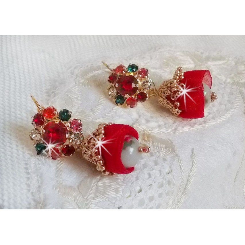 BO Mia brodert med Swarovski-krystaller, oransje zirkoniumstener, Fimo-perler og frøperler.