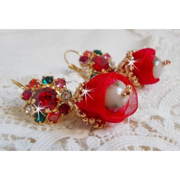 BO Mia brodert med Swarovski-krystaller, oransje zirkoniumstener, Fimo-perler og fr&oslash;perler.