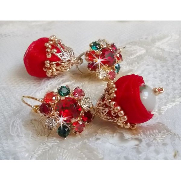 BO Mia brodert med Swarovski-krystaller, oransje zirkoniumstener, Fimo-perler og fr&oslash;perler.