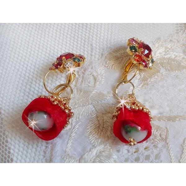 BO Mia brodert med Swarovski-krystaller, oransje zirkoniumstener, Fimo-perler og fr&oslash;perler.