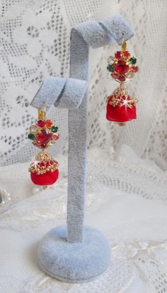 BO Mia brodert med Swarovski-krystaller, oransje zirkoniumstener, Fimo-perler og fr&oslash;perler.