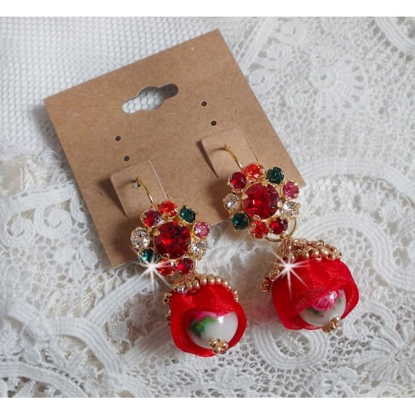 BO Mia brodert med Swarovski-krystaller, oransje zirkoniumstener, Fimo-perler og fr&oslash;perler.