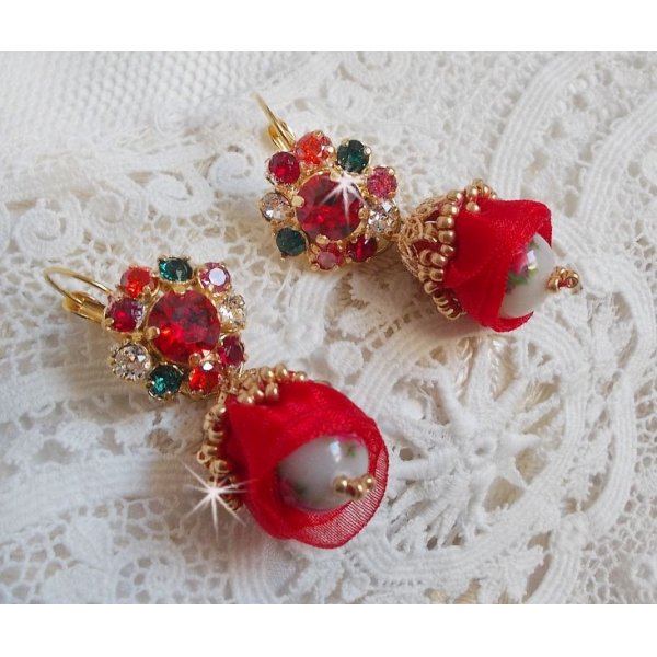 BO Mia brodert med Swarovski-krystaller, oransje zirkoniumstener, Fimo-perler og fr&oslash;perler.