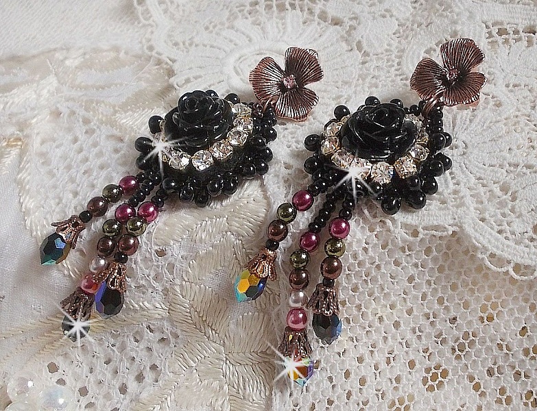 BO Midnight Daisy brodert med perleperler, Swarovski-krystaller, s&oslash;lv Crystal perler og Miyuki seed perler